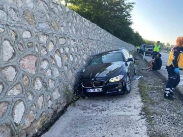 Amasya’da otomobil istinat duvarına çarptı: 1 ölü, 4 yaralı
