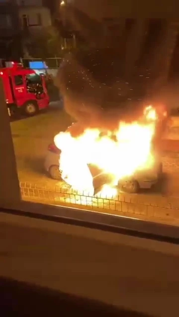 Amasya’da yanan otomobil alev topuna döndü
