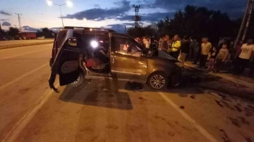 Amasya’da yolcu otobüsü ile hafif ticari araç çarpıştı: 3 yaralı
