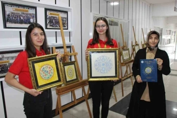 Amasyalı Almina ve Elif tezhip projesiyle Türkiye birincisi oldu
