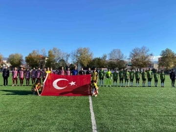 Amatör maçta şehitlere saygı, hakemlere çiçekli karşılama
