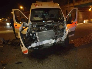 Ambulans ile işçi taşıyan minibüs çarpıştı: 8 yaralı