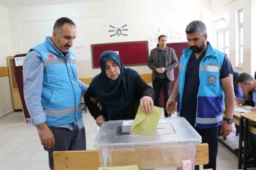 Ambulansla taşınan hastalar sandık başına gitti
