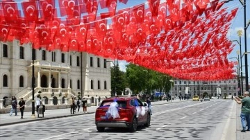 "Anadolu kırmızısı" Togg depremzede kardeşlerin sünnet arabası oldu