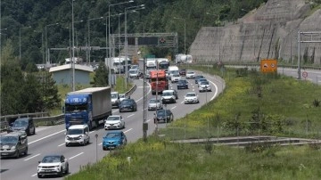 Anadolu Otoyolu'nun Bolu geçişinde bayram trafiği başladı