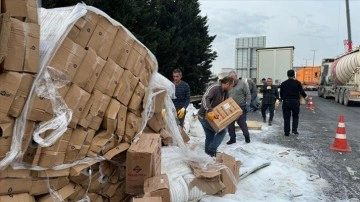 Anadolu Otoyolu'nun Kocaeli kesiminde devrilen tır ulaşımı aksattı