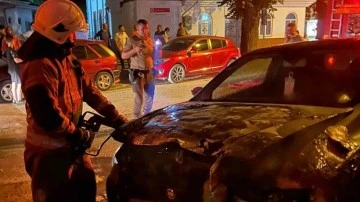 Bursa'da aniden çalışıp seyir haline geçen araç alev alev yandı