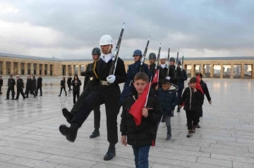 ‘Anıtkabir’de saygı nöbeti’ videosuyla gündem olan öğrenciler Anıtkabir’i ziyaret etti
