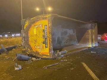 Ankara Çevre Yolu’nda kontrolden çıkan tır refüje çarpıp devrildi
