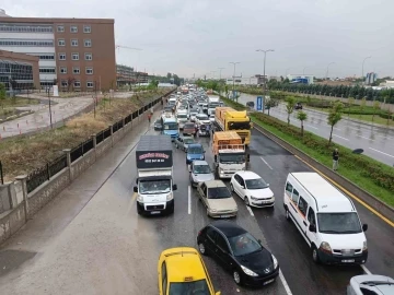 Ankara’da caddeler göle dönerken otomobiller suya gömüldü
