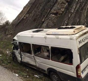 Ankara’da işçi servisi otomobille çarpıştı: 3 ölü, 20 yaralı
