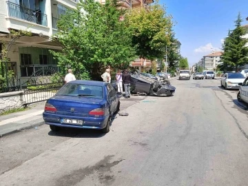 Ankara’da kontrolden çıkan otomobil yayaya çarpıp takla attı: 2 yaralı
