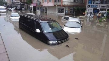 Ankara’daki kuvvetli yağışta araçlar suya gömüldü
