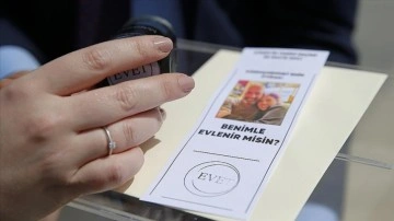 Ankara'da seçim günü temsili oy pusulasıyla sürpriz evlilik teklifi