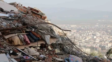 Anne ve babasını depremde kaybeden depremzede konuştu: &quot;Bina öne devrilerek yıkılmış&quot;
