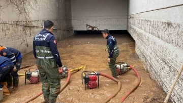 Antalya Büyükşehir Belediyesi Şanlıurfa’da su tahliye çalışmalarına destek veriyor
