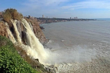 Antalya’da 3 gün aralıksız süren yağış, dünyaca ünlü şelaleyi çamur rengine bürüdü
