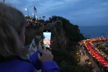 Antalya’da 400 metrelik dev Türk bayrağı açıldı, görsel şölen oluştu
