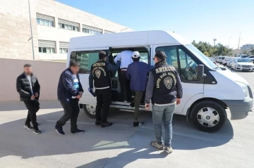 Antalya’da 45 ekip 112 personelle firari şahıslara eş zamanlı operasyon
