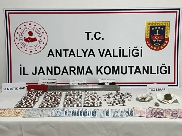 Antalya’da bin 30 adet uyuşturucu sentetik hap ve 150 gram toz ele geçirildi
