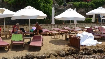 Antalya’da denizde fenalaşan İsveçli turist kıyıya ulaşmayı başardı ancak kurtarılamadı
