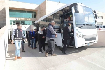 Antalya’da eş zamanlı operasyonlarda aranan 60 şahıs yakalandı
