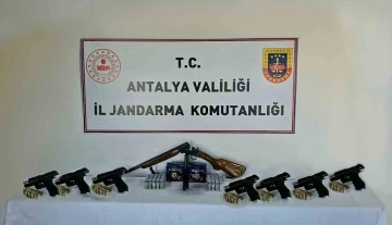 Antalya’da iki ilçede ruhsatsız silah operasyonu: 4 kişiye adli işlem
