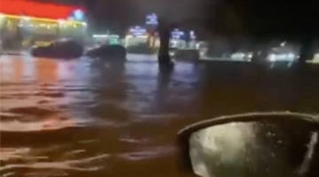 Antalya’da kısa süreli sağanak ve fırtına yolları göle çevirdi
