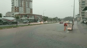 Antalya’da sağanak hayatı felç etti, araçlar yollarda kaldı
