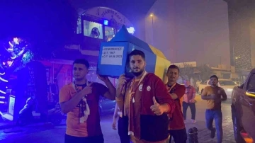 Antalya’da sarı-kırmızılı taraftarlar Fenerbahçe’nin temsili tabutunu kaldırdı
