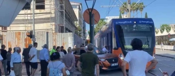 Antalya’da tramvay ile cip çarpıştı, seferler aksadı
