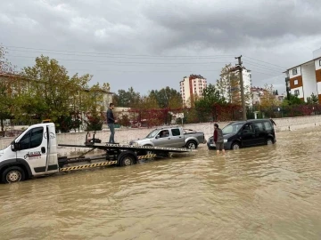 Antalya’da yağış hayatı olumsuz etkiledi: Araçlar yolda kaldı, evleri su bastı
