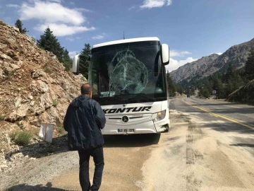 Antalya’da yolcu otobüsünün bariyerlere çarptığı kaza ucuz atlatıldı
