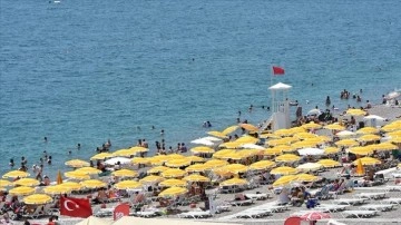 Antalya sahillerinde bayram yoğunluğu sürüyor