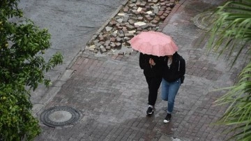 Antalya'da sağanak etkili oluyor