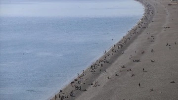 Antalya'da yılın ilk günü denize girip güzel havada yüzmenin tadını çıkardılar