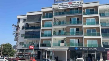 Apartman sakinlerinden BİM’e pankartlı protesto
