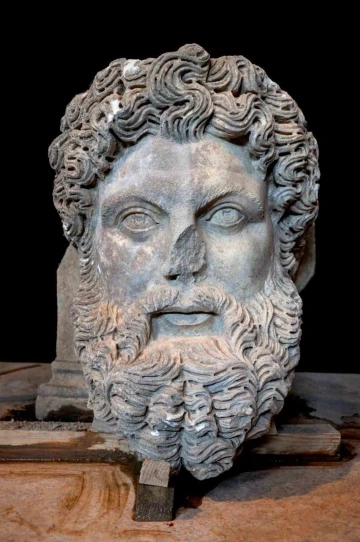 Aphrodisias’ta benzersiz bir keşif: &quot;Kolosal Zeus Başı&quot;
