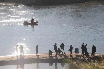 Arama kurtarma ekipleri Dicle Nehrinde kaybolan kızı aramaya devam ediyor
