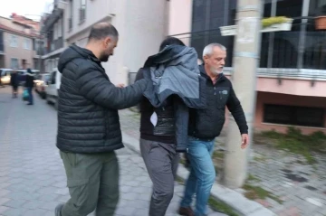 Aranan şahıs kapısında polisi görünce çatıdan kaçmaya çalıştı
