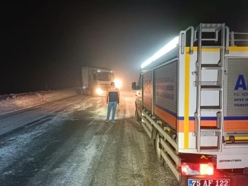 Ardahan’da kar ve tipi nedeniyle tırlar Sahara Geçidi’nde mahsur kaldı
