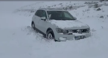 Ardahan’ın yüksek kesimlerinde kar yağışı: Araçlar yolda kaldı
