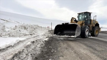 Ardahan'da ekiplerin karla mücadele çalışması martta da sürdü