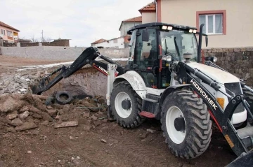 Ardıç’ta metruk yapılar yıkılıyor, inler dolduruluyor
