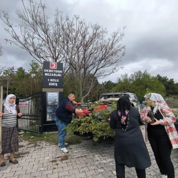 Arefe günü mezarlıkları ziyaret eden vatandaşlara fidan hediye edildi
