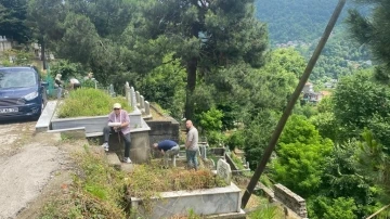 Arife günü mezarlıklar ziyaretçi akınına uğradı
