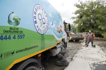 Arnavutköy Belediyesi ekipleri selde tam kadro çalıştı
