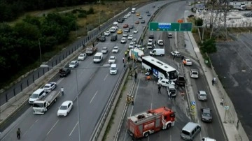 Arnavutköy'de karşı şeride geçen otobüs çok sayıda araca çarptı