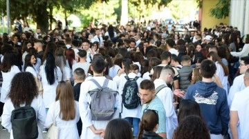 Arnavutluk’ta tıp öğrencileri "zorunlu istihdama" karşı protesto düzenledi