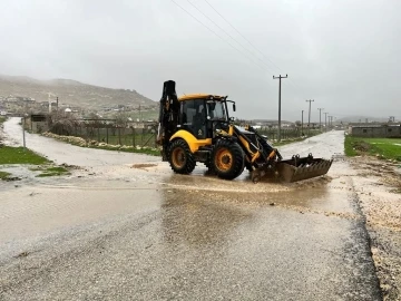 Artuklu Belediyesi ekipleri yağmur mesaisinde
